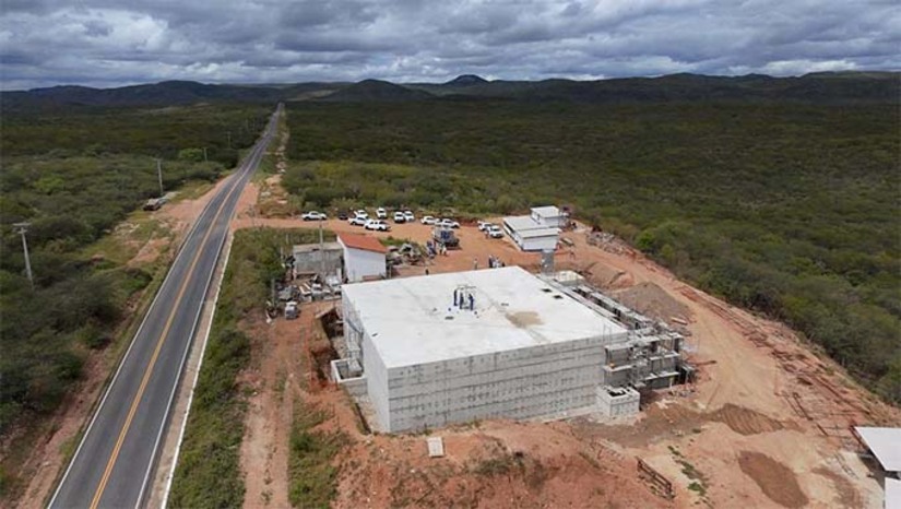 Imagem 1 - A Codevasf anunciou que as obras da Adutora do Agreste Potiguar, no Rio Grande do Norte, começarão em agosto de 2025. O projeto, de R$ 468 milhões, beneficiará mais de 170 mil pessoas em 35 municípios. Também foi discutido o andamento da Adutora Seridó Norte, orçada em R$ 300 milhões e com previsão de conclusão em dezembro de 2025. Juntas, as duas obras somam R$ 768 milhões em investimentos e são consideradas as maiores da Codevasf no Brasil. Elas visam reforçar a segurança hídrica do estado, especialmente em regiões historicamente afetadas pela escassez de água. Imagem 1 - A Codevasf anunciou que as obras da Adutora do Agreste Potiguar, no Rio Grande do Norte, começarão em agosto de 2025. O projeto, de R$ 468 milhões, beneficiará mais de 170 mil pessoas em 35 municípios. Também foi discutido o andamento da Adutora Seridó Norte, orçada em R$ 300 milhões e com previsão de conclusão em dezembro de 2025. Juntas, as duas obras somam R$ 768 milhões em investimentos e são consideradas as maiores da Codevasf no Brasil. Elas visam reforçar a segurança hídrica do estado, especialmente em regiões historicamente afetadas pela escassez de água.