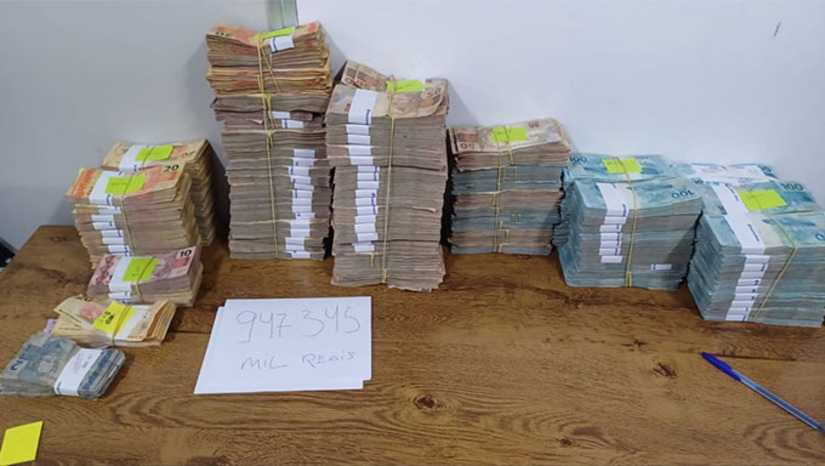 Imagem 1 - Casal estava transportando o dinheiro em baldes dentro de um carro da Toyota pela BR 226 e foram abordados na região do município de Santa Cruz-RN, no início da tarde desta segunda-feira, 26. Após a conferência, o dinheiro e o casal foram entregues na Polícia Civil de Santa Cruz-RN. Imagem 1 - Casal estava transportando o dinheiro em baldes dentro de um carro da Toyota pela BR 226 e foram abordados na região do município de Santa Cruz-RN, no início da tarde desta segunda-feira, 26. Após a conferência, o dinheiro e o casal foram entregues na Polícia Civil de Santa Cruz-RN.