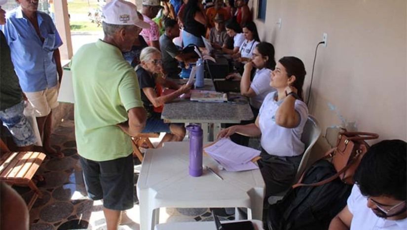 Imagem 1 -  A Secretaria Municipal de Agricultura e Desenvolvimento Rural (Seadru) iniciou, nesta segunda-feira (26), o projeto “Secretaria Itinerante”, levando serviços agrícolas diretamente às comunidades rurais de Mossoró. A primeira edição aconteceu em Cordão de Sombra I, oferecendo serviços como emissão de CAF, inscrição estadual, declaração de rebanho e divulgação de cursos. A iniciativa, que ocorrerá mensalmente até o fim do ano, contará com a parceria do Banco do Nordeste, oferecendo informações sobre crédito rural. A próxima comunidade a receber a ação será anunciada em breve.