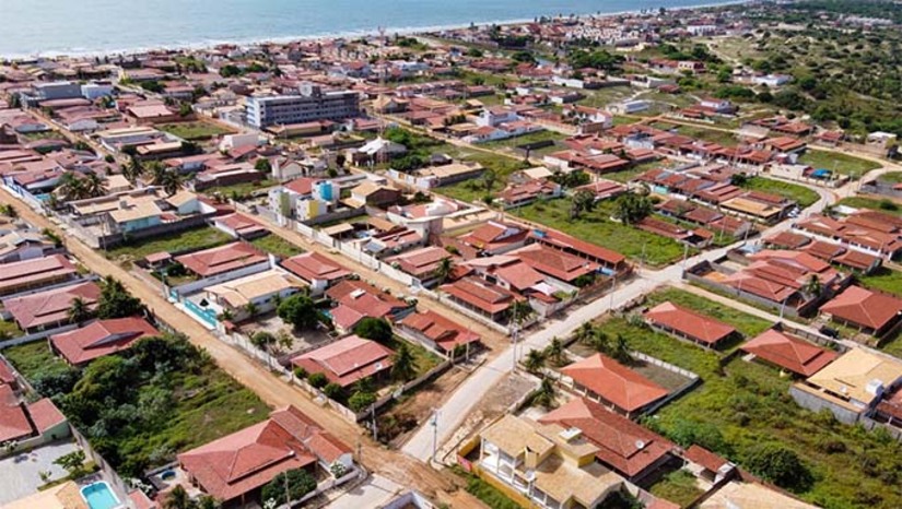 Imagem 1 - A Prefeitura de Tibau assinará nesta quinta-feira (29), às 14h, um contrato de financiamento com o Banco do Brasil para construir a primeira Usina de Triagem Mecanizada de Resíduos Sólidos do Rio Grande do Norte. O projeto, que reforça o compromisso com a sustentabilidade, terá capacidade de processar até 48 toneladas de resíduos por dia, com uma taxa de reciclagem de até 75%. Além de reduzir o impacto ambiental, a iniciativa incluirá catadores na cadeia de coleta seletiva, gerando renda e promovendo inclusão social na comunidade. Imagem 1 - A Prefeitura de Tibau assinará nesta quinta-feira (29), às 14h, um contrato de financiamento com o Banco do Brasil para construir a primeira Usina de Triagem Mecanizada de Resíduos Sólidos do Rio Grande do Norte. O projeto, que reforça o compromisso com a sustentabilidade, terá capacidade de processar até 48 toneladas de resíduos por dia, com uma taxa de reciclagem de até 75%. Além de reduzir o impacto ambiental, a iniciativa incluirá catadores na cadeia de coleta seletiva, gerando renda e promovendo inclusão social na comunidade.