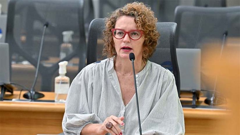 Imagem 1 - A deputada Isolda destacou ações dos governos estadual e federal para garantir água potável à população do RN. Ela relembrou a histórica dificuldade do semiárido com a seca, mas ressaltou avanços desde 2002 com políticas públicas e iniciativas como a instalação de cisternas. Apesar dos progressos, alertou para a situação preocupante dos reservatórios, especialmente no Seridó. Isolda citou a criação de um Grupo de Trabalho pelo governo estadual para enfrentar a escassez hídrica e destacou projetos como a Adutora do Agreste e o ‘Seridó Norte’. Imagem 1 - A deputada Isolda destacou ações dos governos estadual e federal para garantir água potável à população do RN. Ela relembrou a histórica dificuldade do semiárido com a seca, mas ressaltou avanços desde 2002 com políticas públicas e iniciativas como a instalação de cisternas. Apesar dos progressos, alertou para a situação preocupante dos reservatórios, especialmente no Seridó. Isolda citou a criação de um Grupo de Trabalho pelo governo estadual para enfrentar a escassez hídrica e destacou projetos como a Adutora do Agreste e o ‘Seridó Norte’.