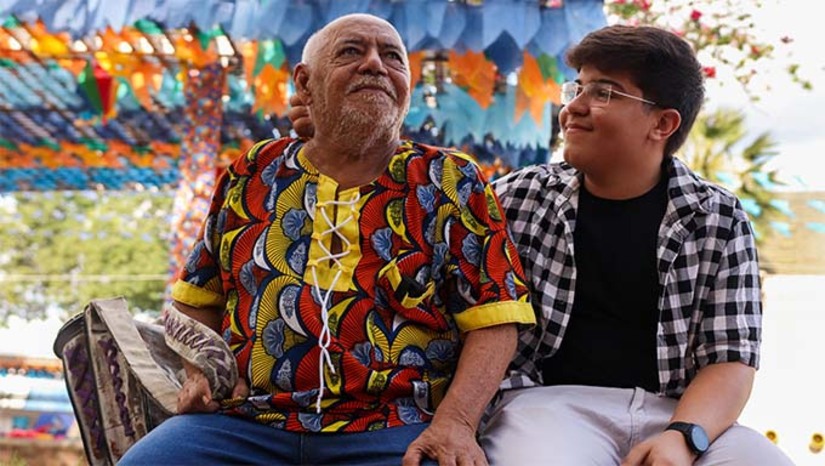 Imagem 1 - Desde sua criação no Mossoró Cidade Junina, o Polo Poeta Antônio Francisco se tornou um sucesso, reunindo grande público e homenageando o poeta mossoroense em vida. O espaço valoriza a cultura nordestina com poesia, música, humor e artistas locais, regionais e nacionais. Antônio Francisco compartilha o palco com o neto Segundo, que segue seus passos na poesia e cordel. O poeta destaca a importância da humildade como conselho ao neto e celebra o reconhecimento recebido da população e visitantes. Imagem 1 - Desde sua criação no Mossoró Cidade Junina, o Polo Poeta Antônio Francisco se tornou um sucesso, reunindo grande público e homenageando o poeta mossoroense em vida. O espaço valoriza a cultura nordestina com poesia, música, humor e artistas locais, regionais e nacionais. Antônio Francisco compartilha o palco com o neto Segundo, que segue seus passos na poesia e cordel. O poeta destaca a importância da humildade como conselho ao neto e celebra o reconhecimento recebido da população e visitantes.