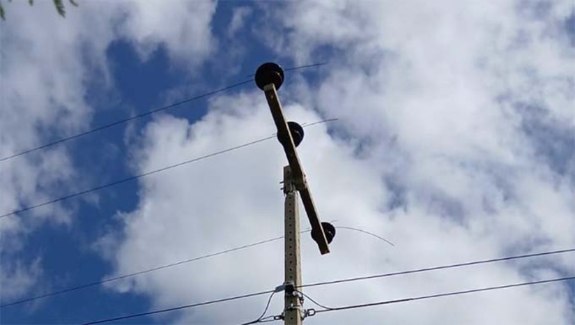 Imagem 1 - Na madrugada desta quinta-feira (29), criminosos furtaram 300 metros de cabos da rede elétrica entre Mossoró e Areia Branca, deixando 165 consumidores sem energia nas comunidades de Piqueri e Canto do Amaro. A Neoenergia Cosern trabalha na recomposição, com previsão de normalização até as 13h. De janeiro a abril, o furto de cabos já afetou 110 mil clientes no RN, gerando prejuízo de mais de R$ 24 milhões. Imagem 1 - Na madrugada desta quinta-feira (29), criminosos furtaram 300 metros de cabos da rede elétrica entre Mossoró e Areia Branca, deixando 165 consumidores sem energia nas comunidades de Piqueri e Canto do Amaro. A Neoenergia Cosern trabalha na recomposição, com previsão de normalização até as 13h. De janeiro a abril, o furto de cabos já afetou 110 mil clientes no RN, gerando prejuízo de mais de R$ 24 milhões.