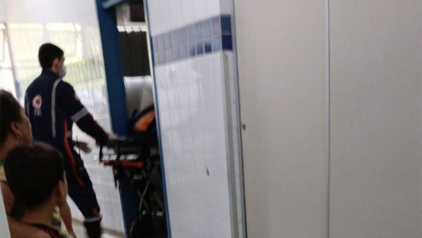 Imagem 1 - Criança de 1 ano e 4 meses estava dentro de casa no Conjunto Wilson Rosado, quando conseguiu passar para o quintal, onde estava o pitbull, que atacou no pescoço, ombro e tórax. A criança passou por cirurgias no HRTM e está se recuperando na UTI pediátrica pública no Hospital Wilson Rosado, em Mossoró-RN. Imagem 1 - Criança de 1 ano e 4 meses estava dentro de casa no Conjunto Wilson Rosado, quando conseguiu passar para o quintal, onde estava o pitbull, que atacou no pescoço, ombro e tórax. A criança passou por cirurgias no HRTM e está se recuperando na UTI pediátrica pública no Hospital Wilson Rosado, em Mossoró-RN.
