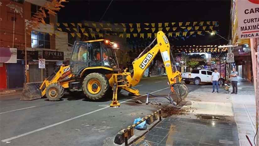 Imagem 1 - Com a relocação dos ambulantes para o novo Centro Comercial, teve início uma grande ação de limpeza e organização, especialmente na Rua Cel. Gurgel. Os serviços, realizados à noite, incluem a remoção de estruturas antigas e resíduos, melhorando a mobilidade, a segurança e a aparência urbana. A iniciativa já apresenta resultados positivos e novas ações de revitalização serão realizadas nos próximos dias, valorizando o patrimônio e o espaço público. Imagem 1 - Com a relocação dos ambulantes para o novo Centro Comercial, teve início uma grande ação de limpeza e organização, especialmente na Rua Cel. Gurgel. Os serviços, realizados à noite, incluem a remoção de estruturas antigas e resíduos, melhorando a mobilidade, a segurança e a aparência urbana. A iniciativa já apresenta resultados positivos e novas ações de revitalização serão realizadas nos próximos dias, valorizando o patrimônio e o espaço público.