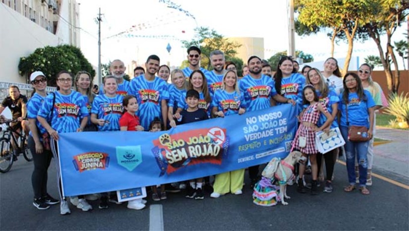 Imagem 1 -  A Prefeitura de Mossoró lançou neste domingo (1) a terceira edição da campanha “São João sem Rojão”, iniciativa que conscientiza a população sobre os malefícios dos fogos ruidosos para autistas, idosos e animais. Equipes das secretarias municipais de Saúde, Assistência Social e Cultura, junto à primeira-dama Cínthia Pinheiro, realizaram ações no Corredor Cultural durante o programa “Viva Rio Branco”, distribuindo panfletos e bottons informativos. A campanha reforça a importância de promover festejos juninos mais inclusivos e seguros para todos.