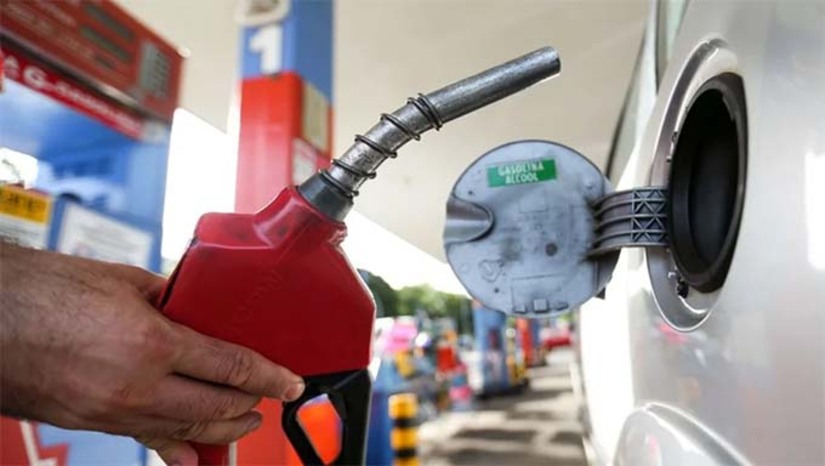 Imagem 1 - A Petrobras comunicou nesta segunda-feira (2) que vai aplicar uma nova redução no preço da gasolina vendida às distribuidoras a partir de terça-feira (3). Com o reajuste, o valor médio da gasolina tipo A será de R$ 2,85 por litro, representando uma diminuição de R$ 0,17, ou cerca de 5,6%. Imagem 1 - A Petrobras comunicou nesta segunda-feira (2) que vai aplicar uma nova redução no preço da gasolina vendida às distribuidoras a partir de terça-feira (3). Com o reajuste, o valor médio da gasolina tipo A será de R$ 2,85 por litro, representando uma diminuição de R$ 0,17, ou cerca de 5,6%.