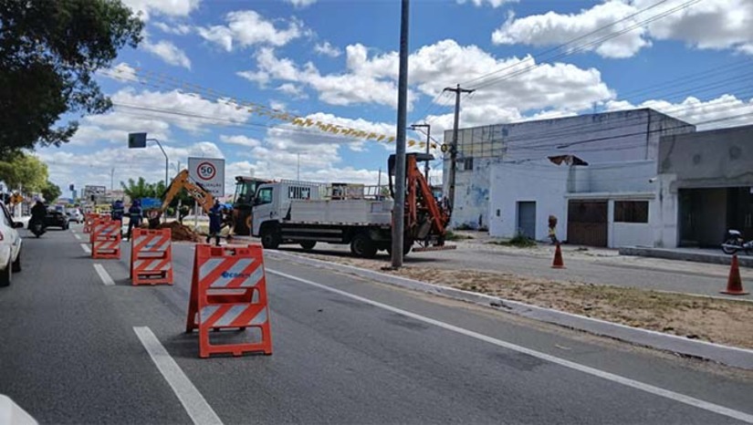 Imagem 1 - A Caern realiza nesta segunda-feira (2) uma manutenção emergencial na Avenida Presidente Dutra, em Mossoró. A ação foi necessária para conter um vazamento detectado na adutora que passa pelo local. Por causa do serviço, o abastecimento foi suspenso nos bairros Costa e Silva, Alto de São Manoel, Planalto 13 de Maio, Ilha de Santa Luzia e Alameda dos Cajueiros. A previsão é que o reparo seja concluído no início da noite e o sistema religado, com normalização total em até 48 horas. Imagem 1 - A Caern realiza nesta segunda-feira (2) uma manutenção emergencial na Avenida Presidente Dutra, em Mossoró. A ação foi necessária para conter um vazamento detectado na adutora que passa pelo local. Por causa do serviço, o abastecimento foi suspenso nos bairros Costa e Silva, Alto de São Manoel, Planalto 13 de Maio, Ilha de Santa Luzia e Alameda dos Cajueiros. A previsão é que o reparo seja concluído no início da noite e o sistema religado, com normalização total em até 48 horas.