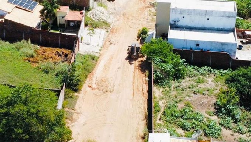 Imagem 1 - A Prefeitura de Apodi iniciou as obras de pavimentação em paralelepípedo da Rua Joaquim Pereira do Amaral, uma antiga demanda da população devido aos frequentes alagamentos no local. Nesta segunda-feira (02), o prefeito Sabino acompanhou o início dos trabalhos ao lado de vereadores. A obra, orçada em mais de R$ 320 mil, conta com recursos de emenda parlamentar do senador Rogério Marinho. Imagem 1 - A Prefeitura de Apodi iniciou as obras de pavimentação em paralelepípedo da Rua Joaquim Pereira do Amaral, uma antiga demanda da população devido aos frequentes alagamentos no local. Nesta segunda-feira (02), o prefeito Sabino acompanhou o início dos trabalhos ao lado de vereadores. A obra, orçada em mais de R$ 320 mil, conta com recursos de emenda parlamentar do senador Rogério Marinho.