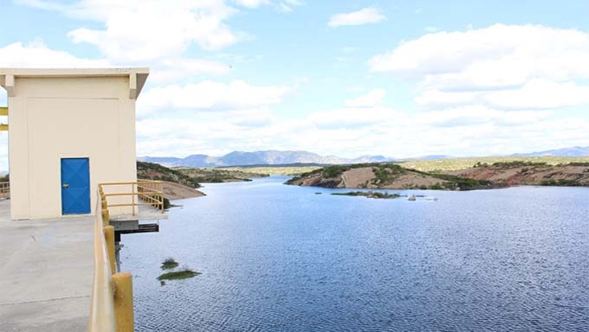 Imagem 1 - Os reservatórios do estado atingiram 50,23% da capacidade total de armazenamento, uma queda em relação aos 61,34% registrados em janeiro deste ano. Entre os principais reservatórios, a barragem Armando Ribeiro Gonçalves está com 60,23% da capacidade, a Oiticica com 14,46%, a Santa Cruz do Apodi com 66,80%, e a de Umari com 70,94%. Outros reservatórios como Gargalheiras e Dourado também apresentam volumes significativos, com 65,82% e 34,68%, respectivamente. Imagem 1 - Os reservatórios do estado atingiram 50,23% da capacidade total de armazenamento, uma queda em relação aos 61,34% registrados em janeiro deste ano. Entre os principais reservatórios, a barragem Armando Ribeiro Gonçalves está com 60,23% da capacidade, a Oiticica com 14,46%, a Santa Cruz do Apodi com 66,80%, e a de Umari com 70,94%. Outros reservatórios como Gargalheiras e Dourado também apresentam volumes significativos, com 65,82% e 34,68%, respectivamente.