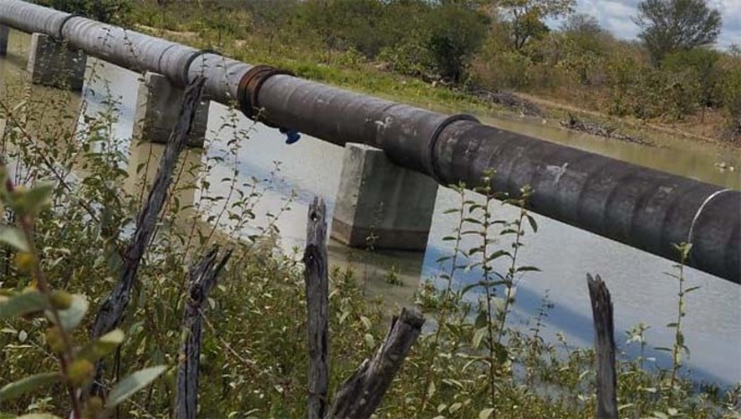 Imagem 1 - A Caern registrou Boletins de Ocorrência para investigar interferências ilegais em seus sistemas de abastecimento no Rio Grande do Norte. Os casos ocorreram em Mossoró, no conjunto Vingt Rosado, e ao longo da adutora que abastece Governador Dix-sept Rosado, onde populares abriram descargas indevidamente. A prática é crime, previsto no artigo 265 do Código Penal, com pena de até cinco anos de reclusão. A Companhia alerta que apenas equipes autorizadas podem manusear os equipamentos e reforça que denúncias podem ser feitas pelo telefone 115. Imagem 1 - A Caern registrou Boletins de Ocorrência para investigar interferências ilegais em seus sistemas de abastecimento no Rio Grande do Norte. Os casos ocorreram em Mossoró, no conjunto Vingt Rosado, e ao longo da adutora que abastece Governador Dix-sept Rosado, onde populares abriram descargas indevidamente. A prática é crime, previsto no artigo 265 do Código Penal, com pena de até cinco anos de reclusão. A Companhia alerta que apenas equipes autorizadas podem manusear os equipamentos e reforça que denúncias podem ser feitas pelo telefone 115.