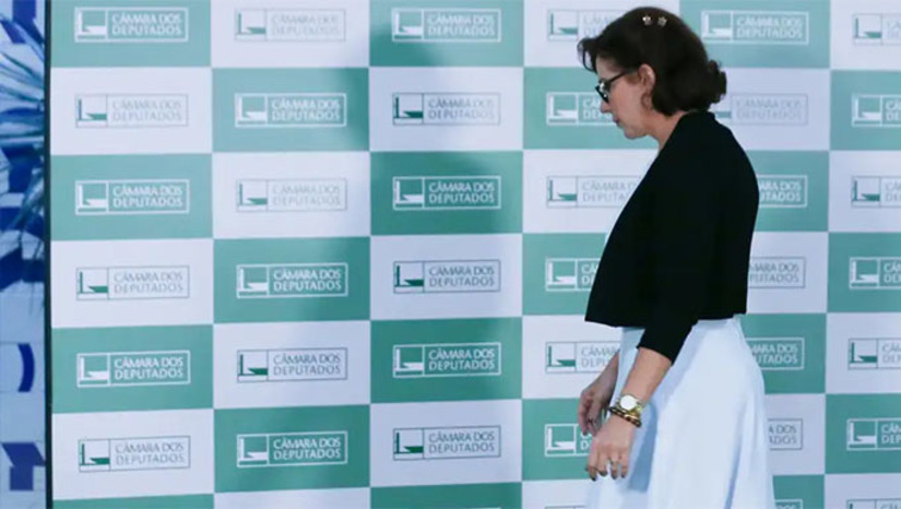 Imagem 1 -  Condenada a 10 anos de prisão por invadir o CNJ, deputada Carla Zambelli, do PL de São Paulo, fugiu do Brasil pela fronteira da Argentina e depois pegou um voo para a região da Flórida, nos Estados Unidos, onde diz que vai lutar pelo resgate da democracia no Brasil. O STF entendeu como fuga do distrito da culpa e, atendendo ao pedido do Procurador Geral da República, Paulo Gonet, decretou a prisão preventiva dela, suspendeu o passaporte, bloqueou as redes sociais, entre outras medidas.