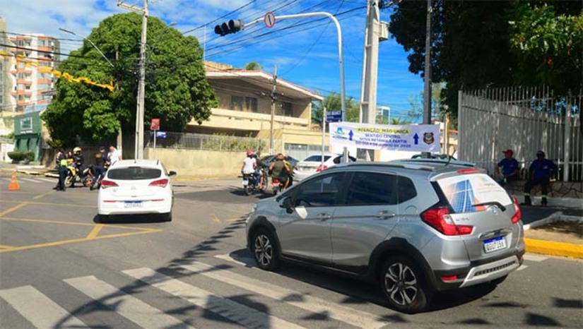 Imagem 1 - A Prefeitura de Mossoró iniciou nesta quarta-feira (4) a segunda etapa da intervenção viária no entorno da Estação das Artes, visando a montagem da estrutura para o Mossoró Cidade Junina 2025. A ação, coordenada pela SESDEM, interditou o outro lado da avenida Rio Branco, entre a rua Dr. João Marcelino e a avenida Augusto Severo, além de um trecho da própria Dr. João Marcelino. Rotas alternativas foram orientadas para motoristas, e as interdições permanecem até o fim do evento. Dúvidas e solicitações podem ser feitas pelo número 156. Imagem 1 - A Prefeitura de Mossoró iniciou nesta quarta-feira (4) a segunda etapa da intervenção viária no entorno da Estação das Artes, visando a montagem da estrutura para o Mossoró Cidade Junina 2025. A ação, coordenada pela SESDEM, interditou o outro lado da avenida Rio Branco, entre a rua Dr. João Marcelino e a avenida Augusto Severo, além de um trecho da própria Dr. João Marcelino. Rotas alternativas foram orientadas para motoristas, e as interdições permanecem até o fim do evento. Dúvidas e solicitações podem ser feitas pelo número 156.