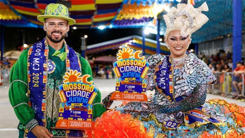 Imagem 1 - Nesta sexta-feira (6), a Arena Deodete Dias abre a programação do MCJ 2025 com o tradicional concurso para escolha do rei, rainha e dama da diversidade, nas categorias infantil, mirim e adulto. O evento, marcado para as 19h, é gratuito e aberto ao público. O Festival Independente de Quadrilhas Juninas deste ano conta com mais de 80 grupos inscritos de vários estados do Nordeste, incluindo 22 quadrilhas municipais, 27 estaduais e 28 interestaduais. Imagem 1 - Nesta sexta-feira (6), a Arena Deodete Dias abre a programação do MCJ 2025 com o tradicional concurso para escolha do rei, rainha e dama da diversidade, nas categorias infantil, mirim e adulto. O evento, marcado para as 19h, é gratuito e aberto ao público. O Festival Independente de Quadrilhas Juninas deste ano conta com mais de 80 grupos inscritos de vários estados do Nordeste, incluindo 22 quadrilhas municipais, 27 estaduais e 28 interestaduais.