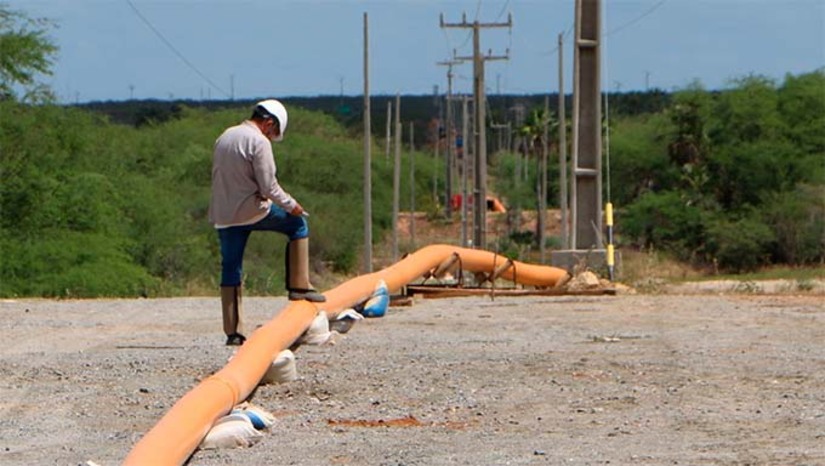 Imagem 1 - As obras do Polo Gás Sal já ultrapassaram 25% de execução. O Polo contempla a implantação de 53 quilômetros de gasodutos e representa o maior investimento já realizado pela Potigás: R$ 34,5 milhões. As obras tiveram início em janeiro deste ano e a conclusão está prevista para junho de 2026. A chegada do gás natural canalizado à Costa Branca beneficiará não apenas as indústrias salineiras, mas também postos de combustíveis, comércios e residências, fortalecendo a economia local e atraindo novos empreendimentos. Imagem 1 - As obras do Polo Gás Sal já ultrapassaram 25% de execução. O Polo contempla a implantação de 53 quilômetros de gasodutos e representa o maior investimento já realizado pela Potigás: R$ 34,5 milhões. As obras tiveram início em janeiro deste ano e a conclusão está prevista para junho de 2026. A chegada do gás natural canalizado à Costa Branca beneficiará não apenas as indústrias salineiras, mas também postos de combustíveis, comércios e residências, fortalecendo a economia local e atraindo novos empreendimentos.