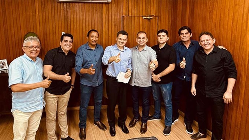 Imagem 1 - O prefeito de Apodi, Sabino, participou nesta quarta-feira (4) de uma audiência pública na Assembleia Legislativa do RN sobre a nova política estadual de Meio Ambiente. Durante a agenda, Sabino também se reuniu com o presidente da Assembleia, Ezequiel Ferreira, e o governador em exercício, Walter Alves, para solicitar apoio à FEMULTI, ao Festival Gastronômico e à EXPOAP. Os eventos visam valorizar a cultura, incentivar o turismo e fortalecer a economia de Apodi. Imagem 1 - O prefeito de Apodi, Sabino, participou nesta quarta-feira (4) de uma audiência pública na Assembleia Legislativa do RN sobre a nova política estadual de Meio Ambiente. Durante a agenda, Sabino também se reuniu com o presidente da Assembleia, Ezequiel Ferreira, e o governador em exercício, Walter Alves, para solicitar apoio à FEMULTI, ao Festival Gastronômico e à EXPOAP. Os eventos visam valorizar a cultura, incentivar o turismo e fortalecer a economia de Apodi.