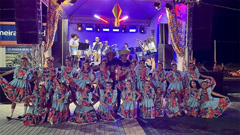Imagem 1 - A programação começa a partir das 16h30, com o III Cortejo Junino de Carroças, que sairá do CMEI e seguirá em direção à Praça de Eventos Vereador Luiz Fernandes Filho, ponto central das festividades. Na Praça, o público poderá prestigiar apresentações culturais que mantêm viva a essência das festas juninas, com destaque para a participação da renomada Orquestra Safônica de Mossoró, além de grupo de dança e quadrilha junina, garantindo música, tradição e alegria para todas as idades. O evento é uma realização da Prefeitura Municipal e promete reunir famílias, amigos e visitantes para celebrar a cultura nordestina com muito forró, cores e animação. Imagem 1 - A programação começa a partir das 16h30, com o III Cortejo Junino de Carroças, que sairá do CMEI e seguirá em direção à Praça de Eventos Vereador Luiz Fernandes Filho, ponto central das festividades. Na Praça, o público poderá prestigiar apresentações culturais que mantêm viva a essência das festas juninas, com destaque para a participação da renomada Orquestra Safônica de Mossoró, além de grupo de dança e quadrilha junina, garantindo música, tradição e alegria para todas as idades. O evento é uma realização da Prefeitura Municipal e promete reunir famílias, amigos e visitantes para celebrar a cultura nordestina com muito forró, cores e animação.