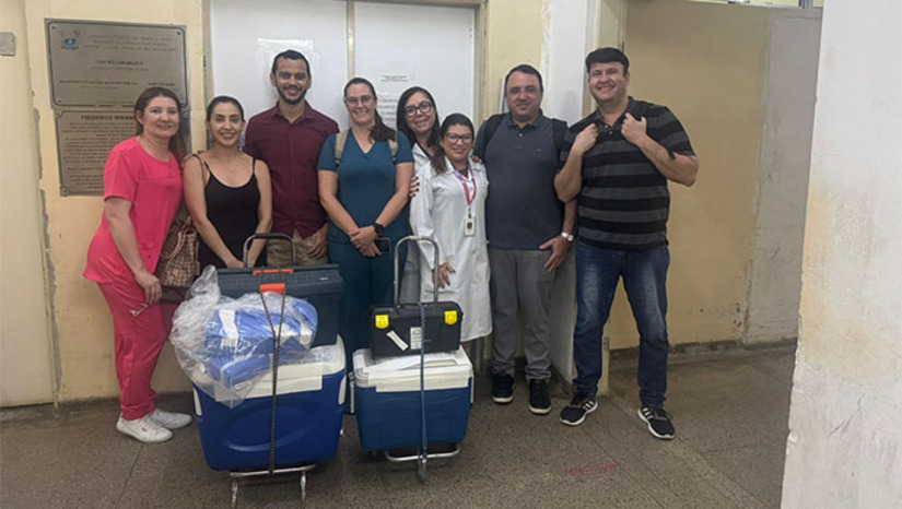 Imagem 1 -  A captação foi organizada pela equipe da Comissão Intra-Hospitalar de Captação de Órgãos e Tecidos para Transplantes (CIHDOTT), do HRTM.  Durante o procedimento, foram captados dois rins e o fígado da paciente. Uma equipe especializada veio de Fortaleza, no Ceará, para conduzir a retirada dos órgãos. O fígado será destinado a um paciente cearense, enquanto os dois rins seguirão para São Paulo, onde integrarão a fila nacional de transplantes.