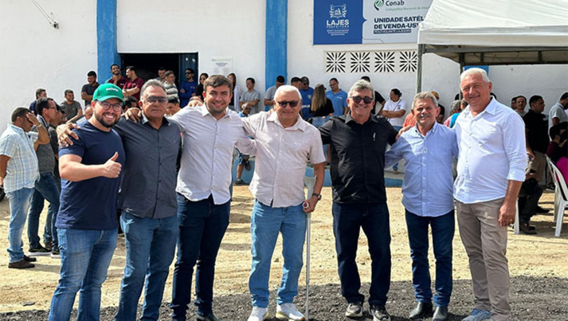 Imagem 1 - A unidade disponibiliza, inicialmente, 400 toneladas de milho subsidiado, com atendimento aberto a agricultores de todas as cidades potiguares. O polo é fruto de uma parceria entre o Governo Federal e a Prefeitura de Lajes e tem como objetivo garantir alimento para os rebanhos de pequenos produtores, especialmente em tempos de estiagem. A estimativa é que o polo atenda, nesse primeiro momento, agricultores de 13 municípios da região e movimente cerca de R$ 31 milhões nos dois primeiros meses de operação Imagem 1 - A unidade disponibiliza, inicialmente, 400 toneladas de milho subsidiado, com atendimento aberto a agricultores de todas as cidades potiguares. O polo é fruto de uma parceria entre o Governo Federal e a Prefeitura de Lajes e tem como objetivo garantir alimento para os rebanhos de pequenos produtores, especialmente em tempos de estiagem. A estimativa é que o polo atenda, nesse primeiro momento, agricultores de 13 municípios da região e movimente cerca de R$ 31 milhões nos dois primeiros meses de operação