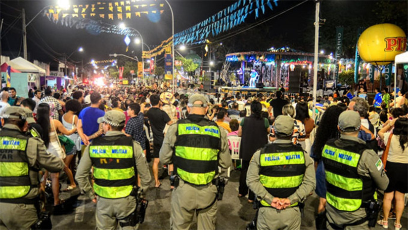 Imagem 1 - As forças de segurança que atuam no MCJ 2025 se reuniram nesta terça-feira (24) para alinhar as estratégias da última semana do evento. O encontro destacou os bons resultados obtidos até o momento, com baixos índices de ocorrências, graças à integração entre os órgãos de segurança. Para a última semana do MCJ, a expectativa é manter o padrão de segurança observado até aqui. As equipes seguem em prontidão, com estratégias já definidas para o encerramento oficial no sábado (29), com o tradicional "Boca da Noite". Imagem 1 - As forças de segurança que atuam no MCJ 2025 se reuniram nesta terça-feira (24) para alinhar as estratégias da última semana do evento. O encontro destacou os bons resultados obtidos até o momento, com baixos índices de ocorrências, graças à integração entre os órgãos de segurança. Para a última semana do MCJ, a expectativa é manter o padrão de segurança observado até aqui. As equipes seguem em prontidão, com estratégias já definidas para o encerramento oficial no sábado (29), com o tradicional "Boca da Noite".