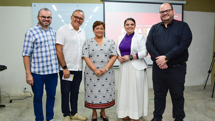 Imagem 1 - Com o lema “Alerta: os livros estão voltando a invadir Mossoró”, a Feira do Livro de 2025 celebra duas décadas como uma das maiores iniciativas de incentivo à leitura no interior do estado. Serão cinco dias de programação intensa, de 11 a 15 de agosto, com mais de 12 horas diárias de atividades literárias e culturais, começando às 8h e seguindo até as 21h. A tradicional Feira do Livro de Mossoró chega à sua vigésima edição em 2025 e será sediada na Uern. Imagem 1 - Com o lema “Alerta: os livros estão voltando a invadir Mossoró”, a Feira do Livro de 2025 celebra duas décadas como uma das maiores iniciativas de incentivo à leitura no interior do estado. Serão cinco dias de programação intensa, de 11 a 15 de agosto, com mais de 12 horas diárias de atividades literárias e culturais, começando às 8h e seguindo até as 21h. A tradicional Feira do Livro de Mossoró chega à sua vigésima edição em 2025 e será sediada na Uern.