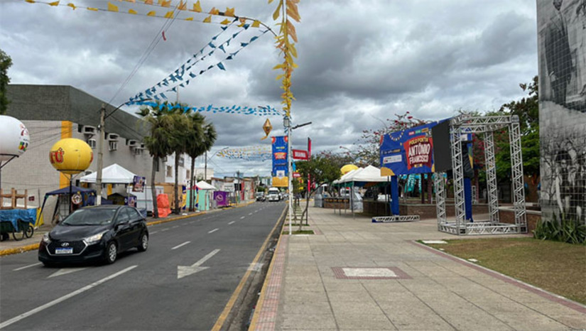 Imagem 1 - O fechamento da avenida Rio Branco e vias próximas começa na quinta (26), às 18h, com bloqueio total a partir das 23h59 da sexta (27). No sábado (28), o acesso será restrito a moradores até as 10h. Ambulantes entrarão por dois portões específicos e veículos de carga terão circulação limitada. A operação visa segurança, mobilidade e organização no maior arrastão junino da cidade. Imagem 1 - O fechamento da avenida Rio Branco e vias próximas começa na quinta (26), às 18h, com bloqueio total a partir das 23h59 da sexta (27). No sábado (28), o acesso será restrito a moradores até as 10h. Ambulantes entrarão por dois portões específicos e veículos de carga terão circulação limitada. A operação visa segurança, mobilidade e organização no maior arrastão junino da cidade.