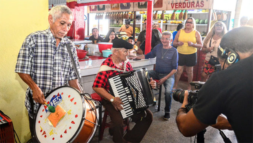 Imagem 1 -  O Polo "Raiá do Dia" inseriu os mercados públicos na programação do São João mais cultural do Brasil e garantiu a festa daqueles que, logo cedo, movimentam a economia nestes espaços tradicionais.   A programação do "Raiá do Dia" será finalizada neste sábado, com apresentações nos mercados do Bom Jardim, Alto da Conceição, Mercado do Centro e Mercado da Cobal.