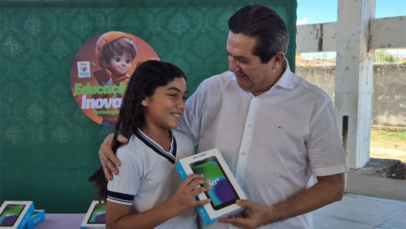 Imagem 1 - O aparelho, no entanto, só pode ser usado para fins de pesquisas com orientação do professor na escola e supervisão dos pais em casa. Segundo o prefeito Bibi de Nenca, além deste projeto que busca ensinar o uso racional das telas, as 12 escolas do município foram reformadas e climatizadas e está iniciando a construção de mais uma grande escola no município, para somar com o IERN, que já foi concluído e inaugurado pelo Estado. Imagem 1 - O aparelho, no entanto, só pode ser usado para fins de pesquisas com orientação do professor na escola e supervisão dos pais em casa. Segundo o prefeito Bibi de Nenca, além deste projeto que busca ensinar o uso racional das telas, as 12 escolas do município foram reformadas e climatizadas e está iniciando a construção de mais uma grande escola no município, para somar com o IERN, que já foi concluído e inaugurado pelo Estado.