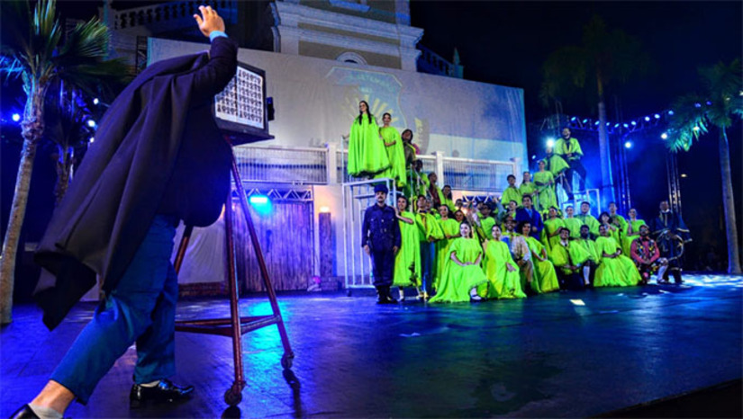 Imagem 1 -  O espetáculo estrelado por 70 atores e atrizes é realizado no adro da Capela de São Vicente, ao lado do Palácio da Resistência, onde residia o prefeito Rodolfo Fernandes à época da invasão. A edição 2025 teve início no último dia 11 e é um dos polos montados dentro do "Mossoró Cidade Junina". Contando com a desta sexta-feira, o "Chuva de Bala" teve 12 apresentações. A governadora Fatima Bezerra acompanhou a ultima noite de apresentação do espetáculo durante sua agenda administrativa em Mossoró.