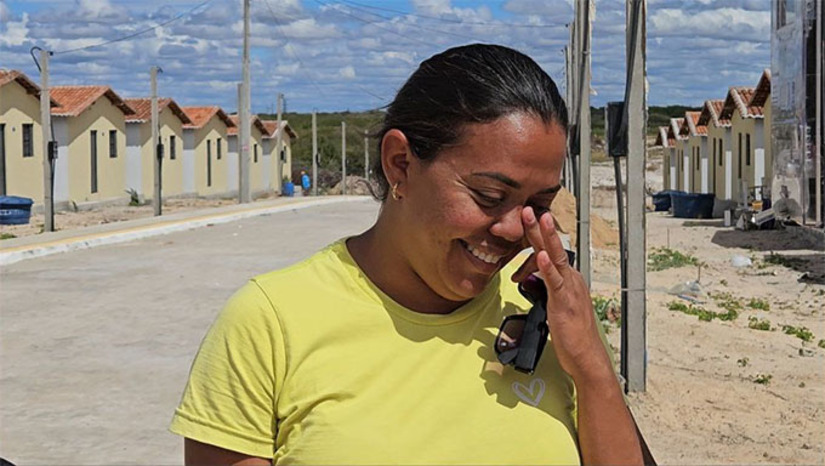 Imagem 1 - No dia 12 de junho de 2025, a Prefeita Lidiane Marques, Tibau, entregou mais 30 casas, de um total de 100 que está construindo com recursos próprios para as famílias carentes de Tibau-RN. O secretário Costa, de Obras, disse que a Prefeitura vai construir outras 46 casas com recursos do Programa Minha Casa Minha Vida, do Governo Federal. Quem já recebeu, festeja. “Cê tá no seu cantinho e num tem quem lhe tire dalí”, diz a técnica de enfermagem Maria Sydaine do Nascimento, que recebeu casa no dia 12 de junho. Imagem 1 - No dia 12 de junho de 2025, a Prefeita Lidiane Marques, Tibau, entregou mais 30 casas, de um total de 100 que está construindo com recursos próprios para as famílias carentes de Tibau-RN. O secretário Costa, de Obras, disse que a Prefeitura vai construir outras 46 casas com recursos do Programa Minha Casa Minha Vida, do Governo Federal. Quem já recebeu, festeja. “Cê tá no seu cantinho e num tem quem lhe tire dalí”, diz a técnica de enfermagem Maria Sydaine do Nascimento, que recebeu casa no dia 12 de junho.