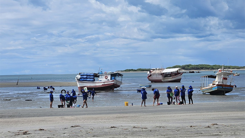 Imagem 1 - Ocorre que o local que as marisqueiras de Icapui-RN pescaram mais de meia tonelada de búzios, segundo a Associação das Marisqueiras de Grossos-RN, o setor de engenharia de pesca da UFERSA recomenda não pescar naquele local, pois há fortes indícios de contaminação da água com óleo dos motores dos barcos, lanchas, moto aquáticas e grandes balsas. As marisqueiras de Icapui falaram que lá não tem mais marisco, o que leva elas a saírem para pescar em outros municípios. Imagem 1 - Ocorre que o local que as marisqueiras de Icapui-RN pescaram mais de meia tonelada de búzios, segundo a Associação das Marisqueiras de Grossos-RN, o setor de engenharia de pesca da UFERSA recomenda não pescar naquele local, pois há fortes indícios de contaminação da água com óleo dos motores dos barcos, lanchas, moto aquáticas e grandes balsas. As marisqueiras de Icapui falaram que lá não tem mais marisco, o que leva elas a saírem para pescar em outros municípios.