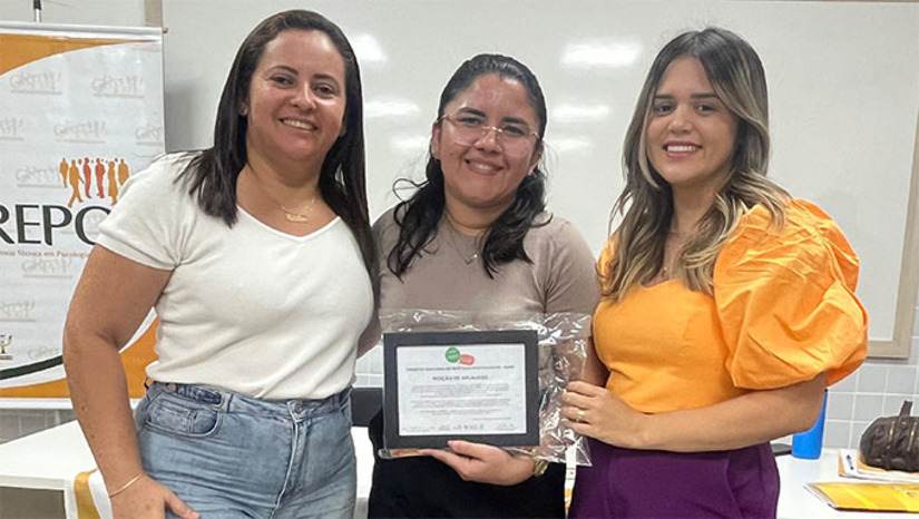 Imagem 1 - O CAPS I de Upanema recebeu uma Moção de Aplausos pela participação na Pré-Etapa Mossoró da I Mostra Regional de Práticas Profissionais, promovida pelo Conselho Regional de Psicologia da 17ª Região. O evento reuniu profissionais para debater os desafios e avanços na Rede de Atenção Psicossocial do RN. Na ocasião, a equipe do CAPS Upanema compartilhou suas experiências, ressaltando o compromisso com o cuidado em liberdade e os princípios da luta antimanicomial. Imagem 1 - O CAPS I de Upanema recebeu uma Moção de Aplausos pela participação na Pré-Etapa Mossoró da I Mostra Regional de Práticas Profissionais, promovida pelo Conselho Regional de Psicologia da 17ª Região. O evento reuniu profissionais para debater os desafios e avanços na Rede de Atenção Psicossocial do RN. Na ocasião, a equipe do CAPS Upanema compartilhou suas experiências, ressaltando o compromisso com o cuidado em liberdade e os princípios da luta antimanicomial.