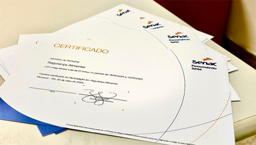 Imagem 1 -  A Prefeitura de Mossoró inicia esta semana a entrega dos certificados do Programa “Venda+ MCJ”. A iniciativa, realizada em parceria com a Fecomércio e o SENAC, capacitou centenas de ambulantes, prestadores de serviços e microempreendedores para otimizar vendas e melhorar o atendimento durante o MCJ 2025. As capacitações abordaram temas como segurança alimentar, gestão de vendas e técnicas de atendimento. A entrega dos certificados acontece de 1º a 4 de julho na sede da SEDINT.