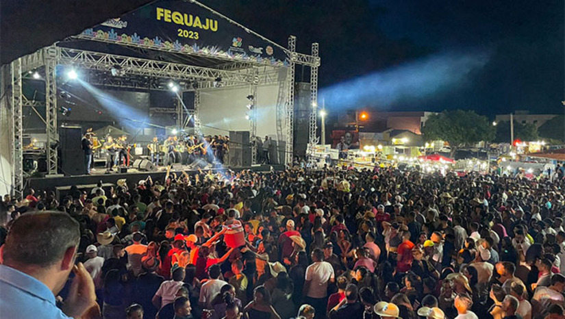 Imagem 1 - A Prefeitura de Serra do Mel divulgou a programação oficial do Fequaju 2025, maior festival de quadrilhas juninas do interior do RN, que acontecerá de 23 a 26 de julho na Praça Cortez Pereira, na Vila Brasília. O evento reunirá tradição, cultura popular e grandes atrações como Michele Andrade, Brasas do Forró, Júnior Viana, Zé Cantor, Lagosta Bronzeada, Vicente Nery, Thullio Milionário, Cavaleiros do Forró e Jarly Almeida, além de bandas locais. Segundo o prefeito Kênio Azevedo, o festival valoriza a cultura, fortalece a economia e promete movimentar a cidade, atraindo público de toda a região. Imagem 1 - A Prefeitura de Serra do Mel divulgou a programação oficial do Fequaju 2025, maior festival de quadrilhas juninas do interior do RN, que acontecerá de 23 a 26 de julho na Praça Cortez Pereira, na Vila Brasília. O evento reunirá tradição, cultura popular e grandes atrações como Michele Andrade, Brasas do Forró, Júnior Viana, Zé Cantor, Lagosta Bronzeada, Vicente Nery, Thullio Milionário, Cavaleiros do Forró e Jarly Almeida, além de bandas locais. Segundo o prefeito Kênio Azevedo, o festival valoriza a cultura, fortalece a economia e promete movimentar a cidade, atraindo público de toda a região.