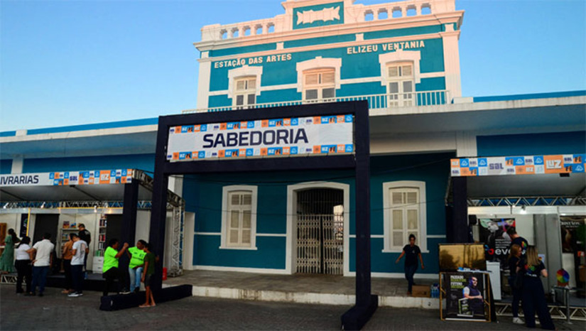 Imagem 1 - O espaço “Polo Sabedoria” será um ambiente para exposição de editoras e livrarias, além de projetos sociais. Com 10 estandes, o “Polo Sabedoria” funcionará das 16h às 20h na semana; e no sábado das 8h às 20h. o “Mossoró Sal e Luz” acontecerá dias 18, 19, 24, 25 e 26 de julho, na Estação das Artes Elizeu Ventania. Imagem 1 - O espaço “Polo Sabedoria” será um ambiente para exposição de editoras e livrarias, além de projetos sociais. Com 10 estandes, o “Polo Sabedoria” funcionará das 16h às 20h na semana; e no sábado das 8h às 20h. o “Mossoró Sal e Luz” acontecerá dias 18, 19, 24, 25 e 26 de julho, na Estação das Artes Elizeu Ventania.