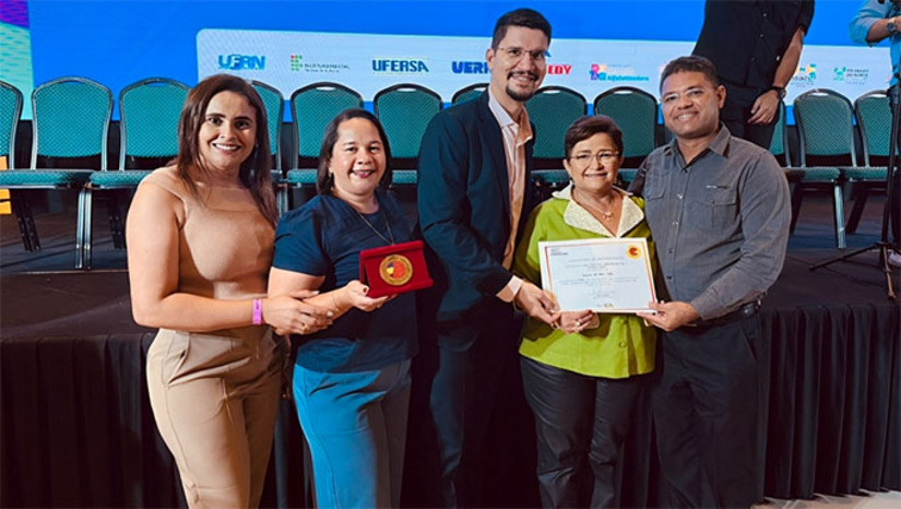 Imagem 1 -   O reconhecimento celebra os avanços significativos na alfabetização de crianças até o final do 2º ano do ensino fundamental, colocando Serra do Mel entre os destaques do Rio Grande do Norte. A conquista é resultado de um esforço coletivo que envolve o trabalho dedicado da Secretaria Municipal de Educação, professores, gestores escolares, coordenadores pedagógicos, formadores e toda a rede de apoio. 