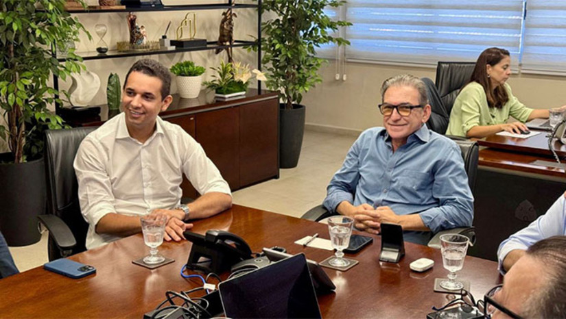 Imagem 1 - O prefeito Allyson Bezera se reuniu com o presidente da Fecomércio/RN, Marcelo Queiroz, para discutir ações conjuntas em prol do desenvolvimento econômico do Município. Durante o encontro, também foram discutidas iniciativas como a valorização dos comerciários e o Programa Jovem do Futuro, que prepara jovens mossoroenses para o mercado de trabalho com formações realizadas também no Senac. Imagem 1 - O prefeito Allyson Bezera se reuniu com o presidente da Fecomércio/RN, Marcelo Queiroz, para discutir ações conjuntas em prol do desenvolvimento econômico do Município. Durante o encontro, também foram discutidas iniciativas como a valorização dos comerciários e o Programa Jovem do Futuro, que prepara jovens mossoroenses para o mercado de trabalho com formações realizadas também no Senac.