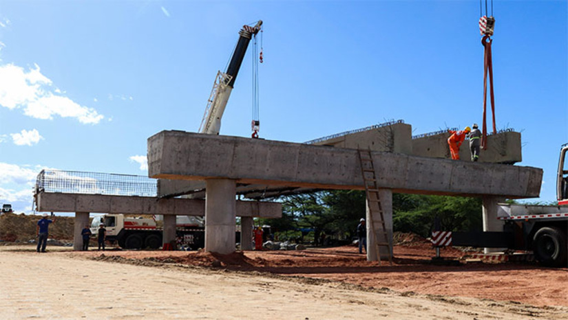 Imagem 1 - Nesta etapa, as frentes de trabalho concentram-se na implantação da ponte que cruza o Rio Mossoró, estrutura projetada superior a 140 metros. Após o içamento das 42 longarinas, será iniciada a instalação das lajes pré-moldadas, já concretadas. Em seguida, será executada a concretagem de acabamento, a aplicação da capa asfáltica sobre a ponte e, na etapa final, a sinalização da via e liberação do tráfego para circulação de veículos. Toda a obra contará ainda com iluminação inteiramentem em LED. Imagem 1 - Nesta etapa, as frentes de trabalho concentram-se na implantação da ponte que cruza o Rio Mossoró, estrutura projetada superior a 140 metros. Após o içamento das 42 longarinas, será iniciada a instalação das lajes pré-moldadas, já concretadas. Em seguida, será executada a concretagem de acabamento, a aplicação da capa asfáltica sobre a ponte e, na etapa final, a sinalização da via e liberação do tráfego para circulação de veículos. Toda a obra contará ainda com iluminação inteiramentem em LED.