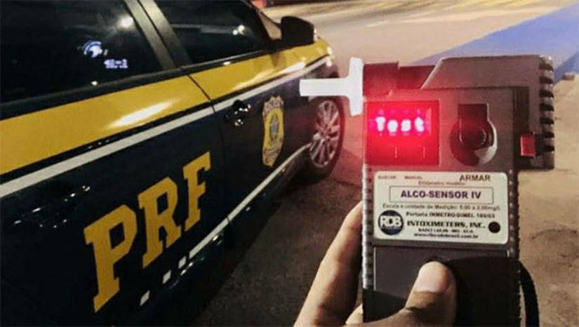 Imagem 1 - A ocorrência foi registrada por volta das 19h, no km 68 da BR-304, quando um caminhão saiu da pista, chamando a atenção da equipe da PRF que se deslocou até o local. Durante a fiscalização, foi constatado que o condutor apresentava sinais evidentes de embriaguez. Submetido ao teste de etilômetro, foi registrado o valor de 0,92 miligramas de álcool por litro de ar alveolar, configurando crime de trânsito, conforme o artigo 306 do Código de Trânsito Brasileiro (CTB). O motorista foi preso em flagrante e encaminhado à Delegacia de Polícia Civil de plantão, em Mossoró Imagem 1 - A ocorrência foi registrada por volta das 19h, no km 68 da BR-304, quando um caminhão saiu da pista, chamando a atenção da equipe da PRF que se deslocou até o local. Durante a fiscalização, foi constatado que o condutor apresentava sinais evidentes de embriaguez. Submetido ao teste de etilômetro, foi registrado o valor de 0,92 miligramas de álcool por litro de ar alveolar, configurando crime de trânsito, conforme o artigo 306 do Código de Trânsito Brasileiro (CTB). O motorista foi preso em flagrante e encaminhado à Delegacia de Polícia Civil de plantão, em Mossoró