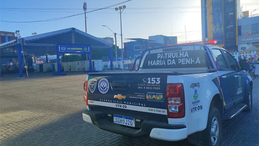Imagem 1 - A primeira semana do evento “Mossoró Sal e Luz 2025” foi marcada pela tranquilidade e ausência de ocorrências, segundo a Secretaria Municipal de Segurança. Nenhum incidente foi registrado pela Guarda Civil Municipal (GCM) durante os primeiros dias. A atuação integrada da GCM com outras forças de segurança e o patrulhamento preventivo nos polos do evento foram decisivos para o resultado positivo. Imagem 1 - A primeira semana do evento “Mossoró Sal e Luz 2025” foi marcada pela tranquilidade e ausência de ocorrências, segundo a Secretaria Municipal de Segurança. Nenhum incidente foi registrado pela Guarda Civil Municipal (GCM) durante os primeiros dias. A atuação integrada da GCM com outras forças de segurança e o patrulhamento preventivo nos polos do evento foram decisivos para o resultado positivo.