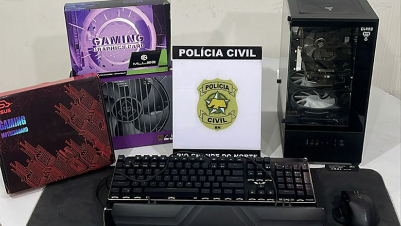 Imagem 1 - Um homem de 20 anos foi preso em flagrante em Mossoró por receptação qualificada. Ele é suspeito de vender em sua loja um equipamento obtido por meio do golpe do “falso PIX”. A prisão foi realizada por policiais da DEFUR e DEFD após denúncia de uma vítima de estelionato. O produto, avaliado em mais de R$ 2.500, estava sendo vendido por R$ 1.500, mas foi comprado pelo suspeito por apenas R$ 300. O equipamento estava disponível na loja física e em plataforma online. O homem foi encaminhado ao sistema prisional e as investigações continuam para localizar o autor do golpe. Imagem 1 - Um homem de 20 anos foi preso em flagrante em Mossoró por receptação qualificada. Ele é suspeito de vender em sua loja um equipamento obtido por meio do golpe do “falso PIX”. A prisão foi realizada por policiais da DEFUR e DEFD após denúncia de uma vítima de estelionato. O produto, avaliado em mais de R$ 2.500, estava sendo vendido por R$ 1.500, mas foi comprado pelo suspeito por apenas R$ 300. O equipamento estava disponível na loja física e em plataforma online. O homem foi encaminhado ao sistema prisional e as investigações continuam para localizar o autor do golpe.