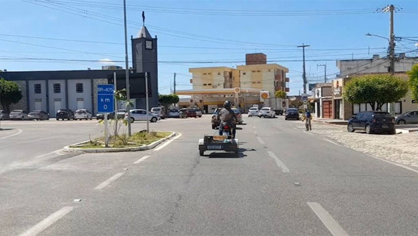 Imagem 1 - O DNIT vai iniciar, a partir das 9h desta terça-feira (22), a interdição parcial da BR-405/RN, em Mossoró, entre os km 0 e 2,7, para obras de recuperação do pavimento. O trecho afetado fica entre a Igreja São João Batista e a Rua Felipe Camarão, e os serviços devem durar cerca de 15 dias, dependendo das condições climáticas. Inicialmente, serão interditadas as duas faixas da esquerda no sentido viaduto–Igreja. O DNIT orienta motoristas a usarem a BR-304/RN como rota alternativa. Imagem 1 - O DNIT vai iniciar, a partir das 9h desta terça-feira (22), a interdição parcial da BR-405/RN, em Mossoró, entre os km 0 e 2,7, para obras de recuperação do pavimento. O trecho afetado fica entre a Igreja São João Batista e a Rua Felipe Camarão, e os serviços devem durar cerca de 15 dias, dependendo das condições climáticas. Inicialmente, serão interditadas as duas faixas da esquerda no sentido viaduto–Igreja. O DNIT orienta motoristas a usarem a BR-304/RN como rota alternativa.