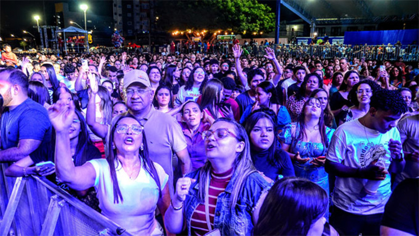 Imagem 1 - O primeiro fim de semana do "Mossoró Sal & Luz" 2025 foi um sucesso de público, com grande participação nos diversos polos do evento. Na Estação das Artes, milhares de pessoas prestigiaram os shows de artistas regionais e nacionais como Eyshila, Som & Louvor, Isaías Saad, Gabriel Guedes e Valesca Mayssa. Outros polos também registraram intensa movimentação. O festival continua nos dias 24, 25 e 26 de julho com mais atrações. Imagem 1 - O primeiro fim de semana do "Mossoró Sal & Luz" 2025 foi um sucesso de público, com grande participação nos diversos polos do evento. Na Estação das Artes, milhares de pessoas prestigiaram os shows de artistas regionais e nacionais como Eyshila, Som & Louvor, Isaías Saad, Gabriel Guedes e Valesca Mayssa. Outros polos também registraram intensa movimentação. O festival continua nos dias 24, 25 e 26 de julho com mais atrações.