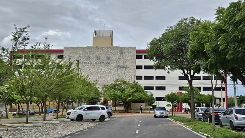 Imagem 1 -  O réu Nivanderson Amaro Fernandes de Sousa, de 23 anos, será julgado por duas tentativas de homicídio ocorridas em 2022 contra José Bruno da Silva Moura e Ana Luína Oliveira da Silva. O caso envolve um crime passional com uso de faca, ocorrido no bairro Santa Luzia. A sessão será presidida pelo juiz Vagnos Kelly, com atuação do promotor Armando Lúcio e da defensora pública Ticiana Doth. O julgamento deve se estender até após o meio-dia.