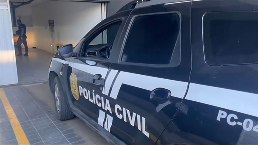 Imagem 1 -   A "Operação Luxo Fraudado" investiga dois empresários de 33 e 44 anos, suspeitos de liderar um esquema milionário de estelionato e falsificação que já causou mais de R$ 2 milhões em prejuízos. Os investigados, donos de postos de combustível no RN e em Pernambuco. Durante a operação, que ocorreu em Natal e Mossoró, foram apreendidos celulares, cartões de crédito, moeda estrangeira, dinheiro falsificado e um caminhão avaliado em mais de R$ 500 mil. As investigações continuam para identificar outros envolvidos e apurar novas possíveis participações em crimes patrimoniais. 