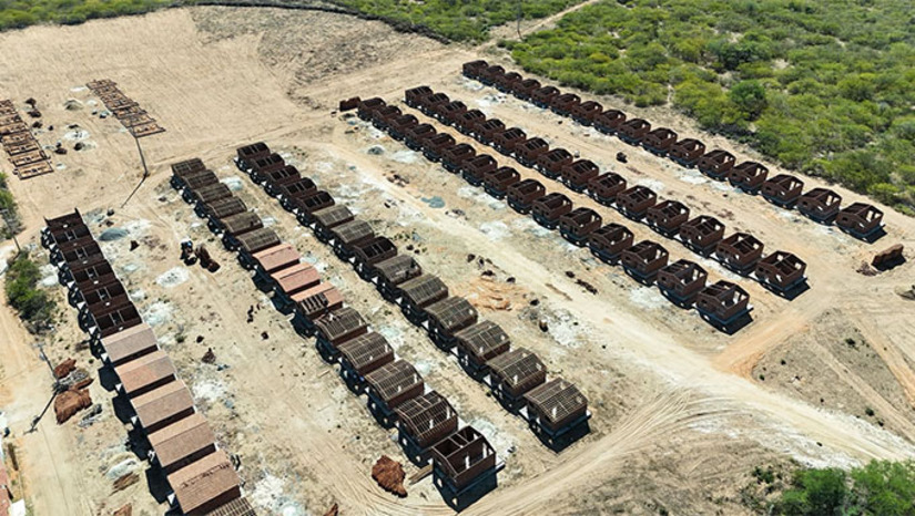 Imagem 1 -   Ao todo, serão 200 novas moradias entregues a famílias grossenses, em um dos maiores projetos habitacionais da história da cidade.  O programa representa a concretização de um sonho para centenas de pessoas que, em breve, receberão as chaves da casa própria. As unidades estão em fase de cobertura e sendo construídas com infraestrutura completa e qualidade, oferecendo dignidade, segurança e melhores condições de vida para os futuros moradores.
