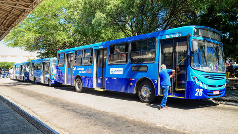 Imagem 1 -  A ação, conduzida pela Secretaria Municipal de Segurança, Defesa Civil, Mobilidade Urbana e Trânsito (Sesdem), em parceria com a empresa Cidade do Sol, tem como objetivo ampliar o acesso da população aos eventos culturais e religiosas da cidade. Os ônibus circulam gratuitamente de diversos bairros para o Centro, nos três dias de programação: quinta (24), sexta (25) e sábado (26), com horários e rotas definidos para ida e retorno dos participantes.