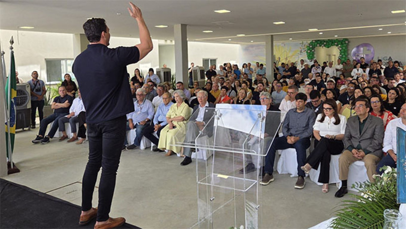 Imagem 1 - Discurso do senador Styvenson Valentin foi durante a celebração de 1 ano de funcionamento do Centro de Diagnóstico e Ensino da Liga Contra o Câncer, em Currais Novos-RN, nesta quinta-feira, 24. Pela viabilidade do hospital destinando emenda de 36 milhões e a importância da unidade de saúde pra região Seridó, Styvenson foi homenageado com uma placa pela Liga do Câncer. Imagem 1 - Discurso do senador Styvenson Valentin foi durante a celebração de 1 ano de funcionamento do Centro de Diagnóstico e Ensino da Liga Contra o Câncer, em Currais Novos-RN, nesta quinta-feira, 24. Pela viabilidade do hospital destinando emenda de 36 milhões e a importância da unidade de saúde pra região Seridó, Styvenson foi homenageado com uma placa pela Liga do Câncer.