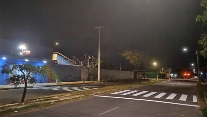 Imagem 1 - A ação tem o objetivo de reforçar a segurança no trânsito, melhorar a visibilidade para condutores e pedestres, além de auxiliar na organização do tráfego. A revitalização inclui a pintura de faixas de pedestres, linhas divisórias, setas indicativas e demarcação de áreas de estacionamento. Imagem 1 - A ação tem o objetivo de reforçar a segurança no trânsito, melhorar a visibilidade para condutores e pedestres, além de auxiliar na organização do tráfego. A revitalização inclui a pintura de faixas de pedestres, linhas divisórias, setas indicativas e demarcação de áreas de estacionamento.