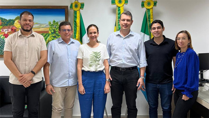 Imagem 1 - O encontro contou com a participação do prefeito Renan; do secretário municipal de Agricultura e Meio Ambiente, Aisamaque Dalyton; do reitor da Ufersa, Rodrigo Codes; além de Vânia Christina (Pró-reitora de Extensão e Cultura), Maria da Glória (Assessora Especial do Gabinete) e Lázaro Fabrício (Chefe de Gabinete). Imagem 1 - O encontro contou com a participação do prefeito Renan; do secretário municipal de Agricultura e Meio Ambiente, Aisamaque Dalyton; do reitor da Ufersa, Rodrigo Codes; além de Vânia Christina (Pró-reitora de Extensão e Cultura), Maria da Glória (Assessora Especial do Gabinete) e Lázaro Fabrício (Chefe de Gabinete).